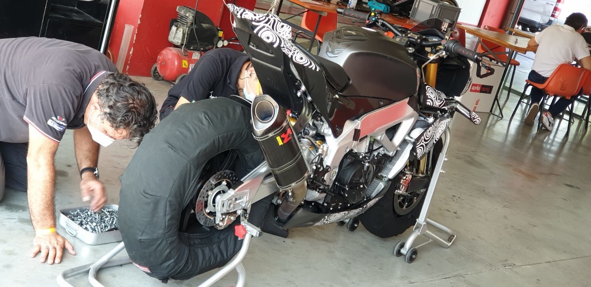 Aprilia Tuono V4: ali da MotoGP per battere la Streetfighter V4