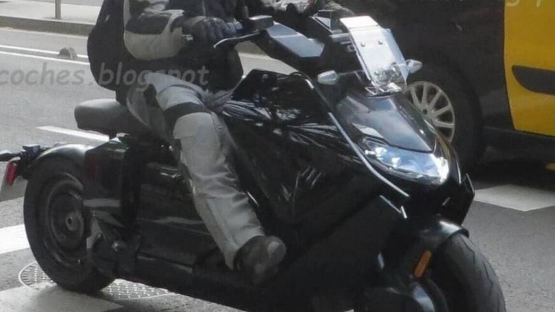 BMW CE 04, prime foto dello scooter elettrico su strada