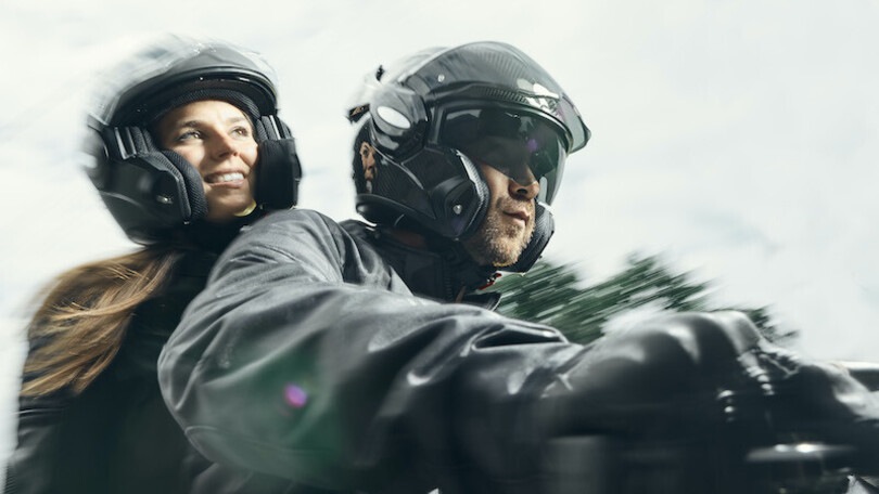 Scorpion EXO Tech Carbon: apribile Flip-Back dall'animo supersportivo