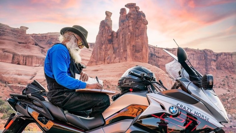 Viaggiatori, Sadhguru: chi è, e perchè ha attraversato l'America in moto?