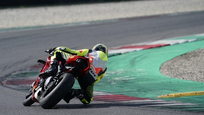 Pirelli Rosso 4 Corsa, il test in strada e in pista