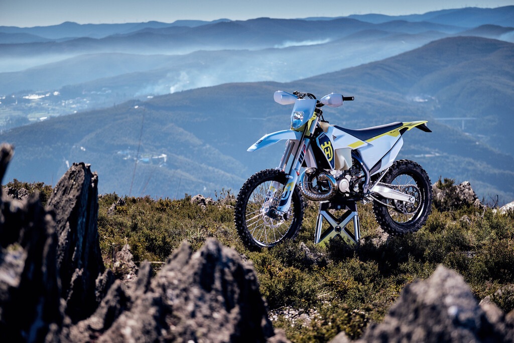 Husqvarna, la gamma enduro 2023 pronta per l'avventura