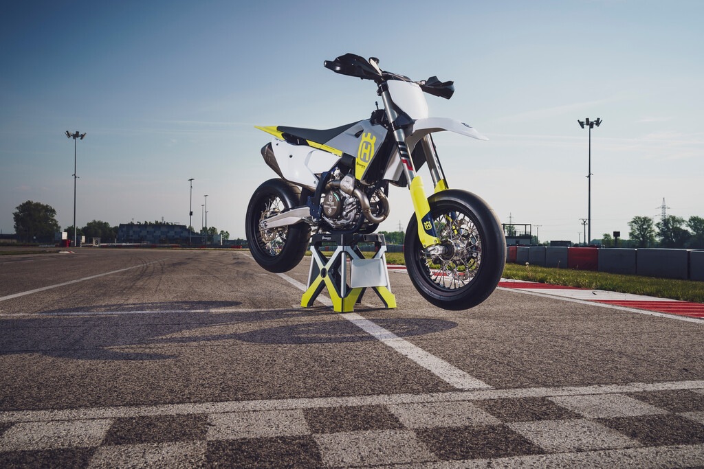 Husqvarna FS 450, nuova supermoto pronta per il circuito