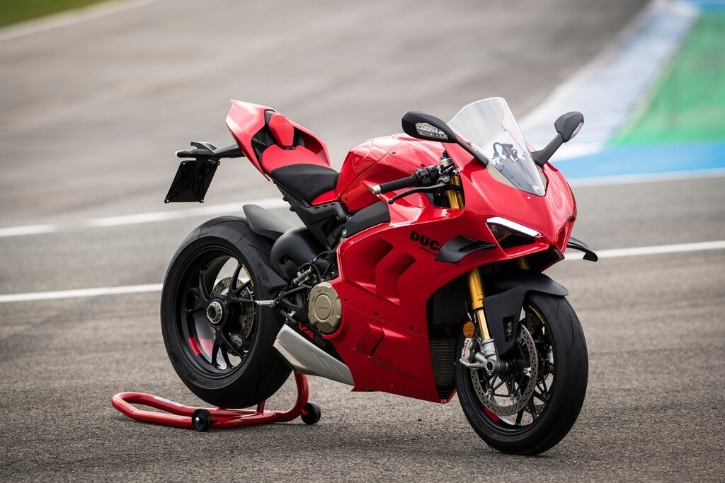 Ducati Panigale V4 2023, migliorano elettronica e comfort