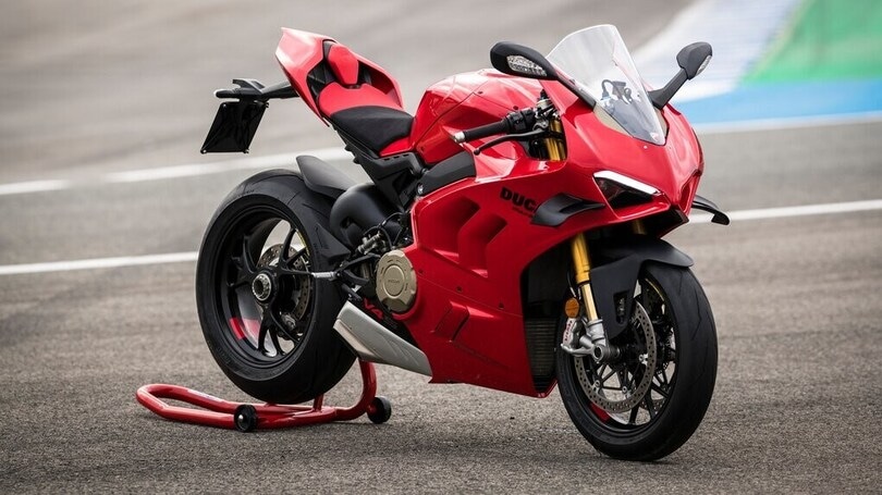 Ducati Panigale V4 2023, migliorano elettronica e comfort
