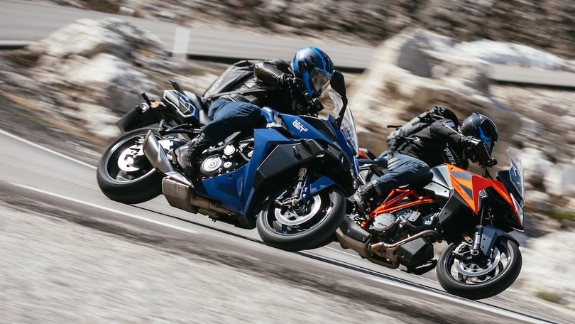 KTM 1290 Super Duke GT VS Suzuki GSX-S1000GT: arancia meccanica