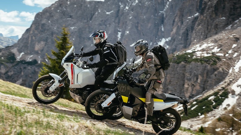 Ducati DesertX Vs Husqvarna Norden 901: lotta sul filo di lana
