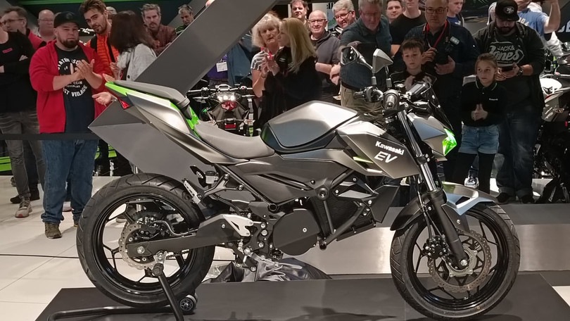 Intermot 2022: Kawasaki si tuffa nell'elettrico con la EV
