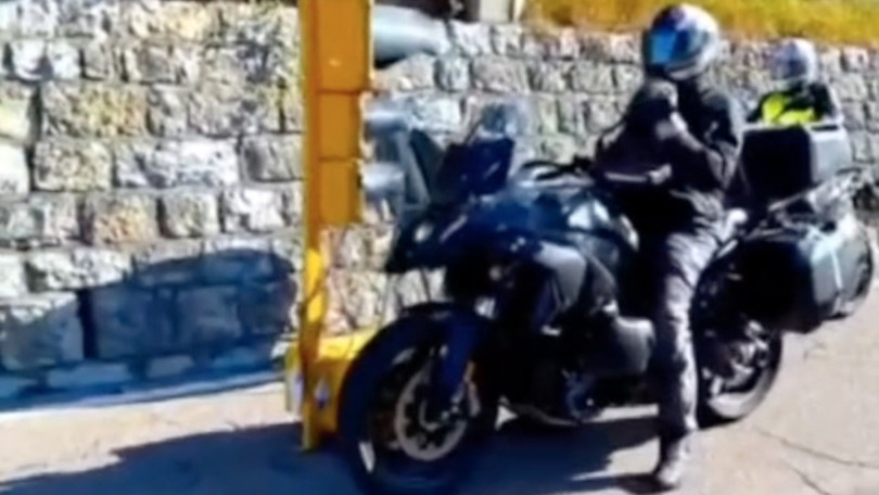 BMW R 1300 GS: beccata su strada la crossover che arriverà nel 2023 VIDEO