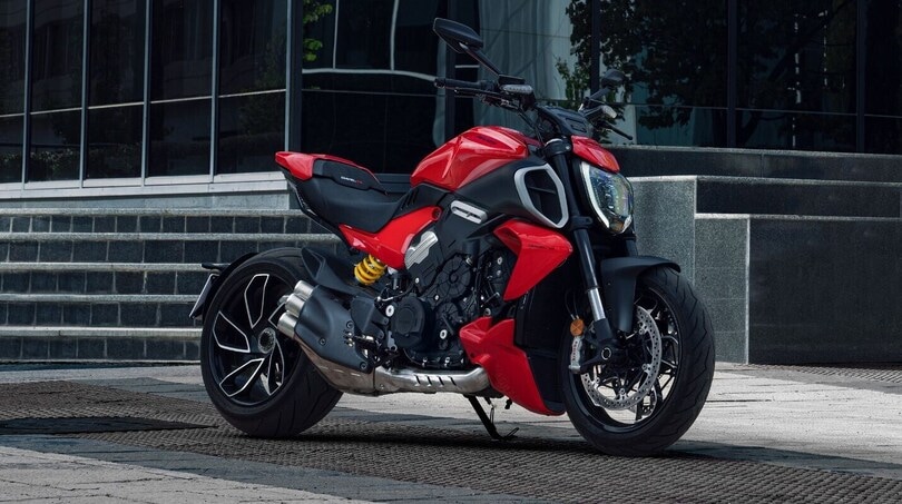Ducati Diavel V4 2023: la prepotenza fatta moto