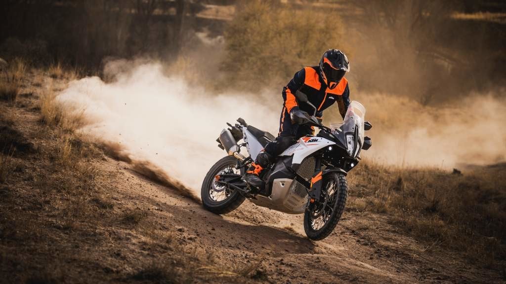 KTM, 790 Adventure 2023: media da 95 CV