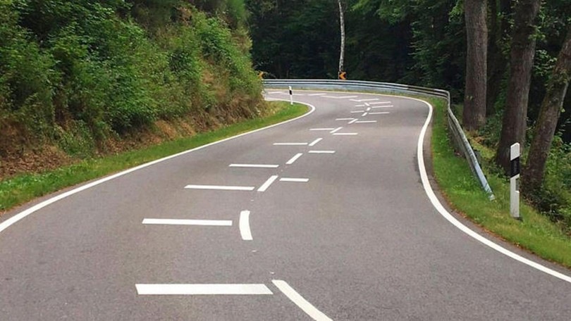 Strisce salvamotociclisti, la segnaletica orizzontale che si fa strada in Europa