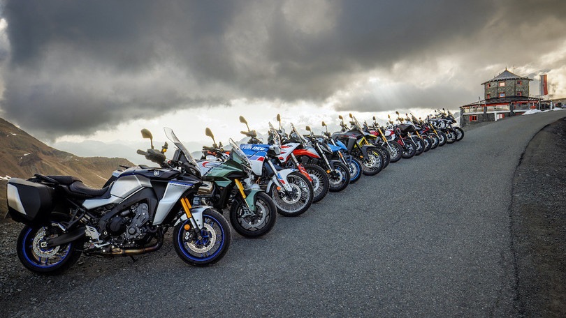 Comparativa Alpen Masters 2023: 16 moto per il trono della Multistrada V4 S