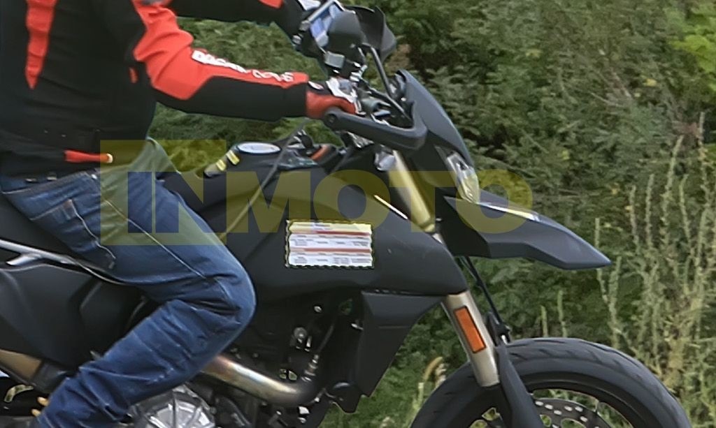 Ducati, avanti per EICMA: nuove foto della prossima motardona