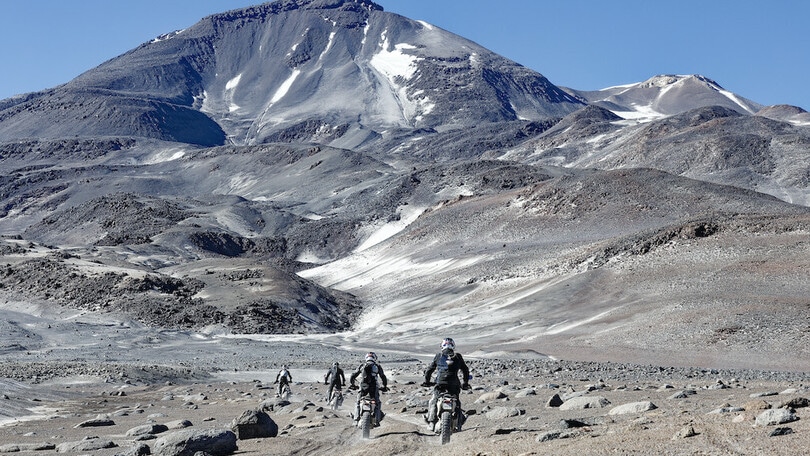 Con Metzeler e la BMW R 1300 GS sulla cima di un vulcano