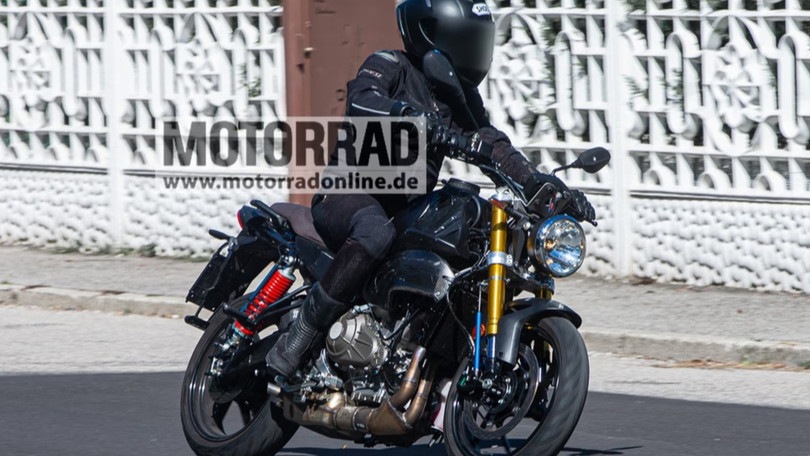 Foto Spia: una nuova moto con motore 457 Aprilia... o è una Moto Guzzi?