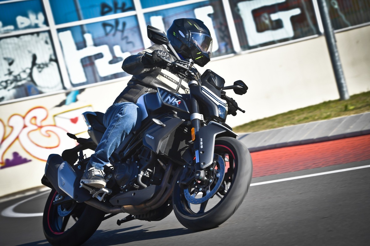 Prova CFMOTO 450 NK: una naked affilatissima