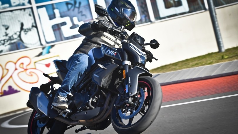 Prova CFMOTO 450 NK: una naked affilatissima