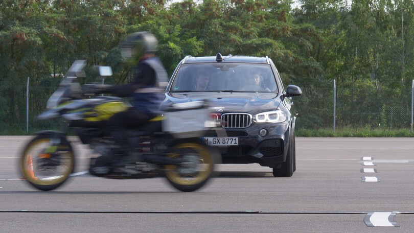 Quando i guidatori guardano il motociclista… senza vederlo