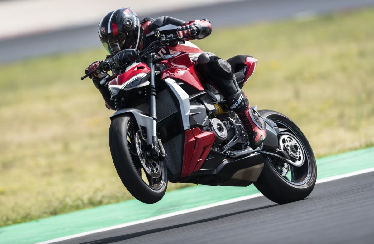 Ducati, nuovi accessori per la Streetfighter V2