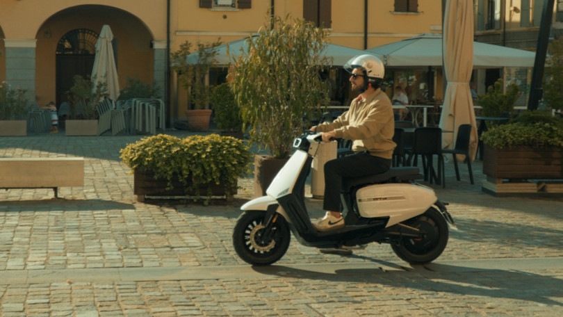 Lo scooter Velocifero Tennis arriva in Italia (anche in versione elettrica)
