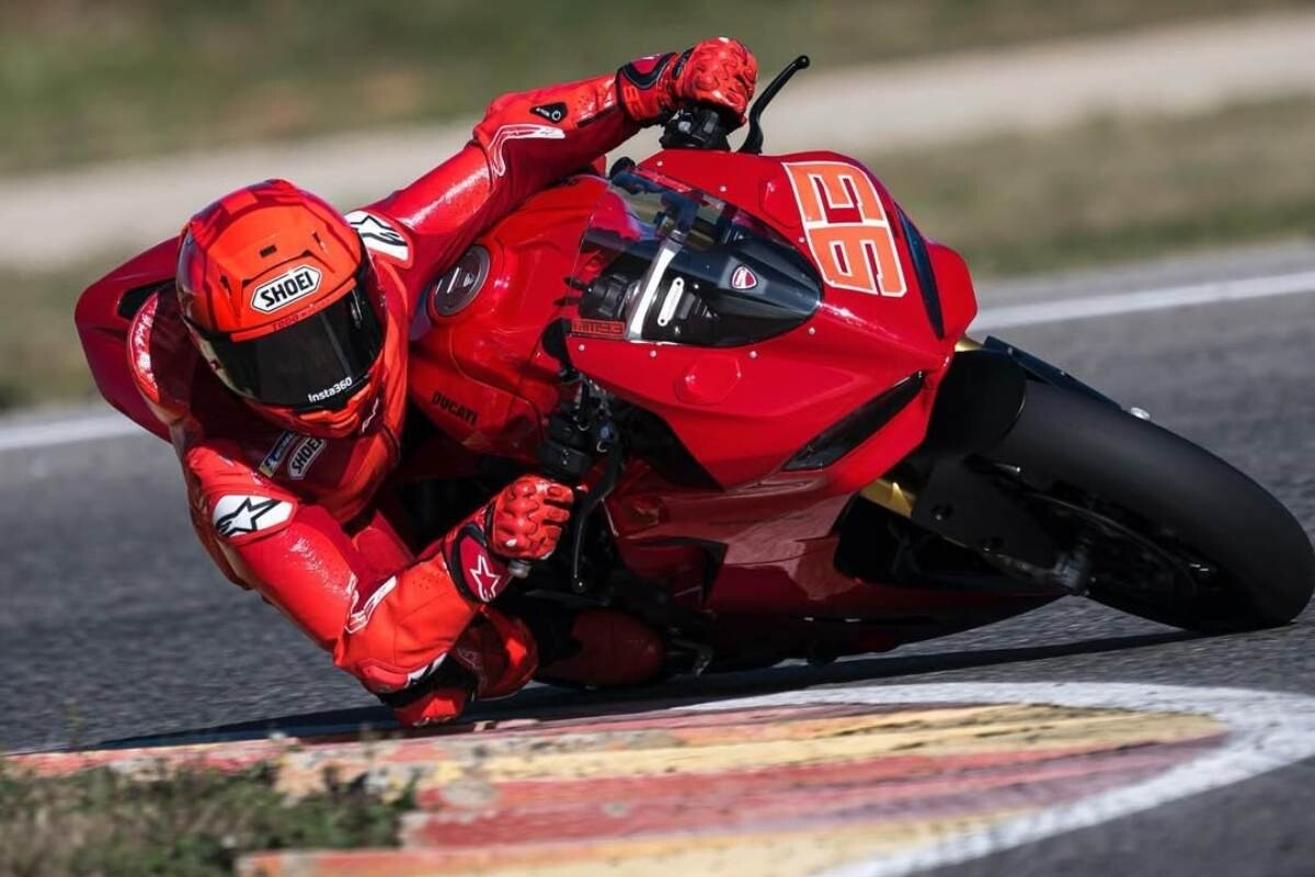 Marquez in pista con la Panigale V2, Domenicali: "Che tempo! Peso ridotto è la chiave del successo"