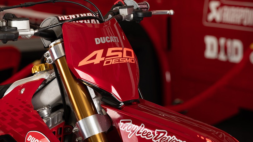 Desmo450 MX pronta per il Supercross: le foto di Ducati e Troy Lee Designs insieme nel paddock