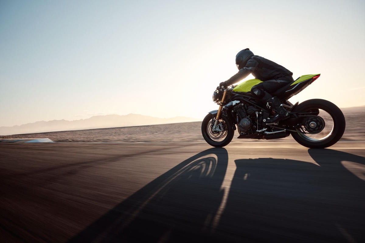 Triumph Speed Triple 1200 RX: le foto