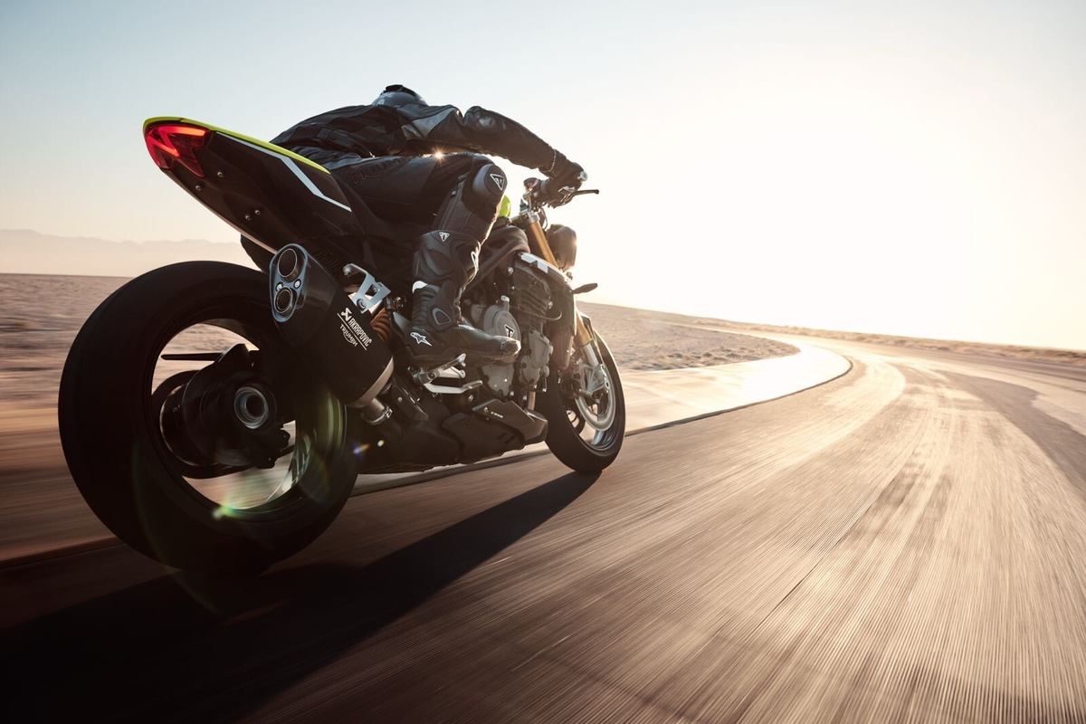 Triumph Speed Triple 1200 RX: le foto