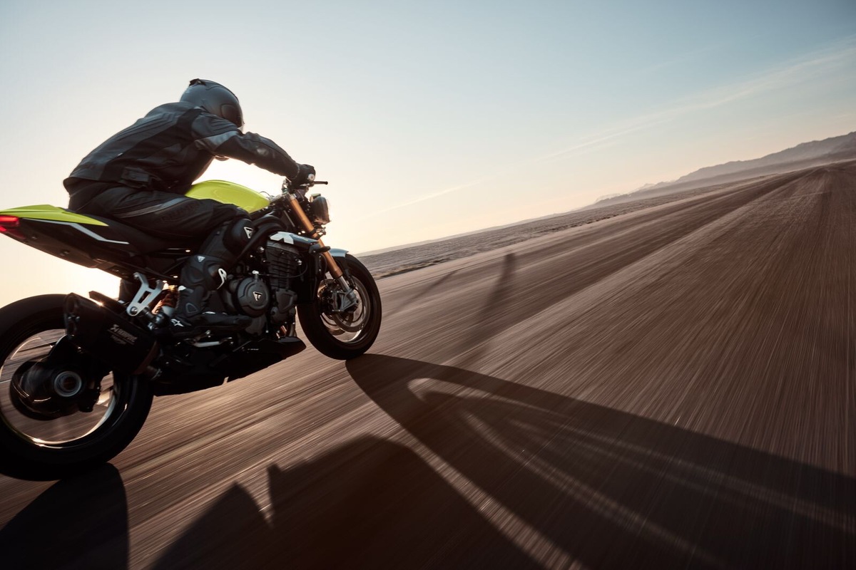 Triumph Speed Triple 1200 RX: le foto