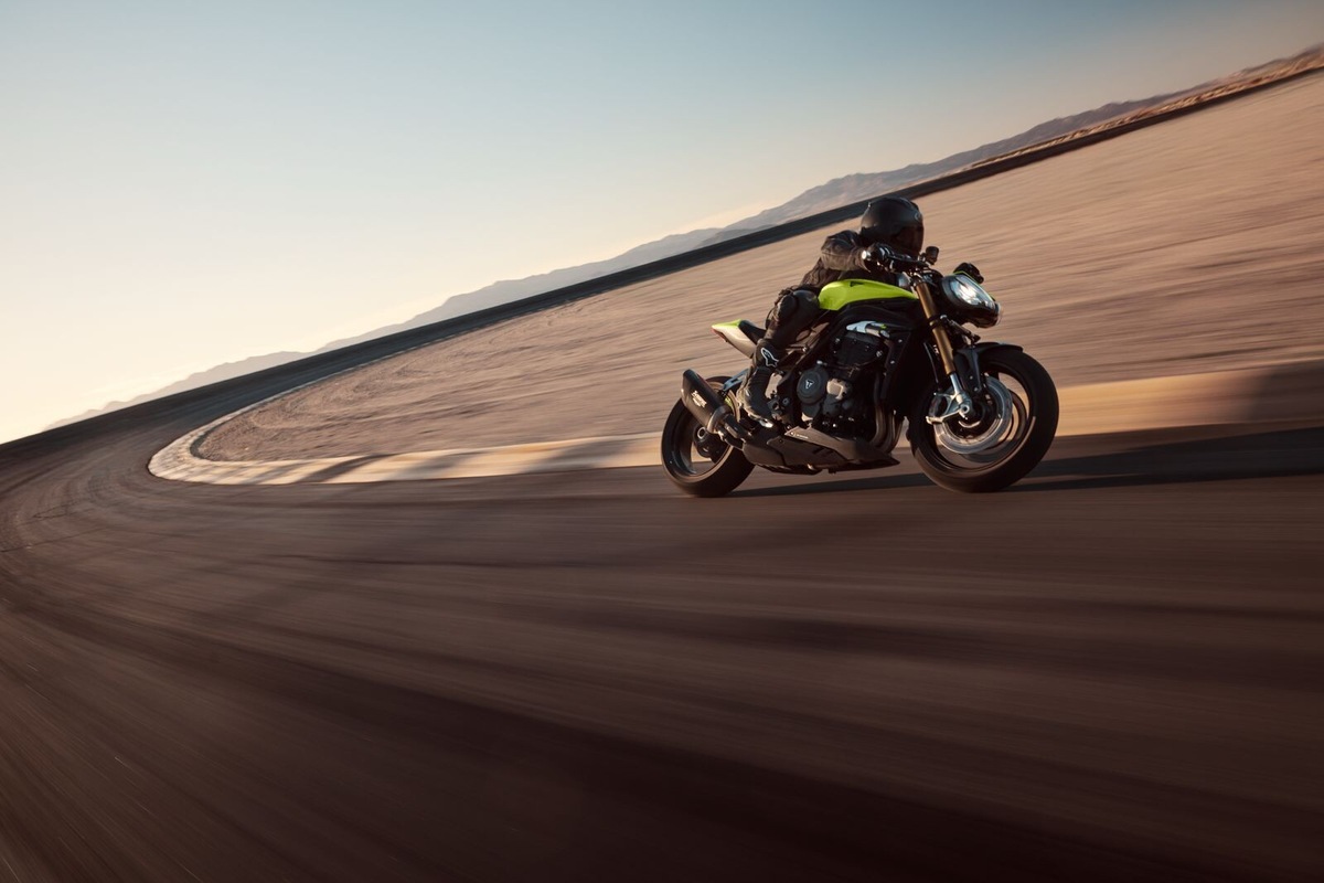 Triumph Speed Triple 1200 RX: le foto