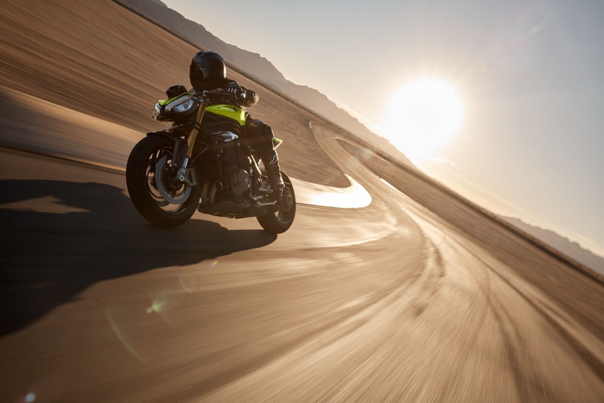 Triumph Speed Triple 1200 RX: le foto