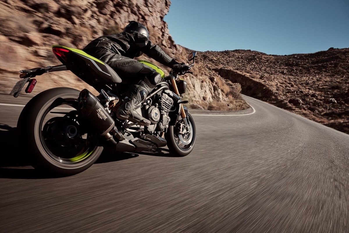 Triumph Speed Triple 1200 RX: le foto