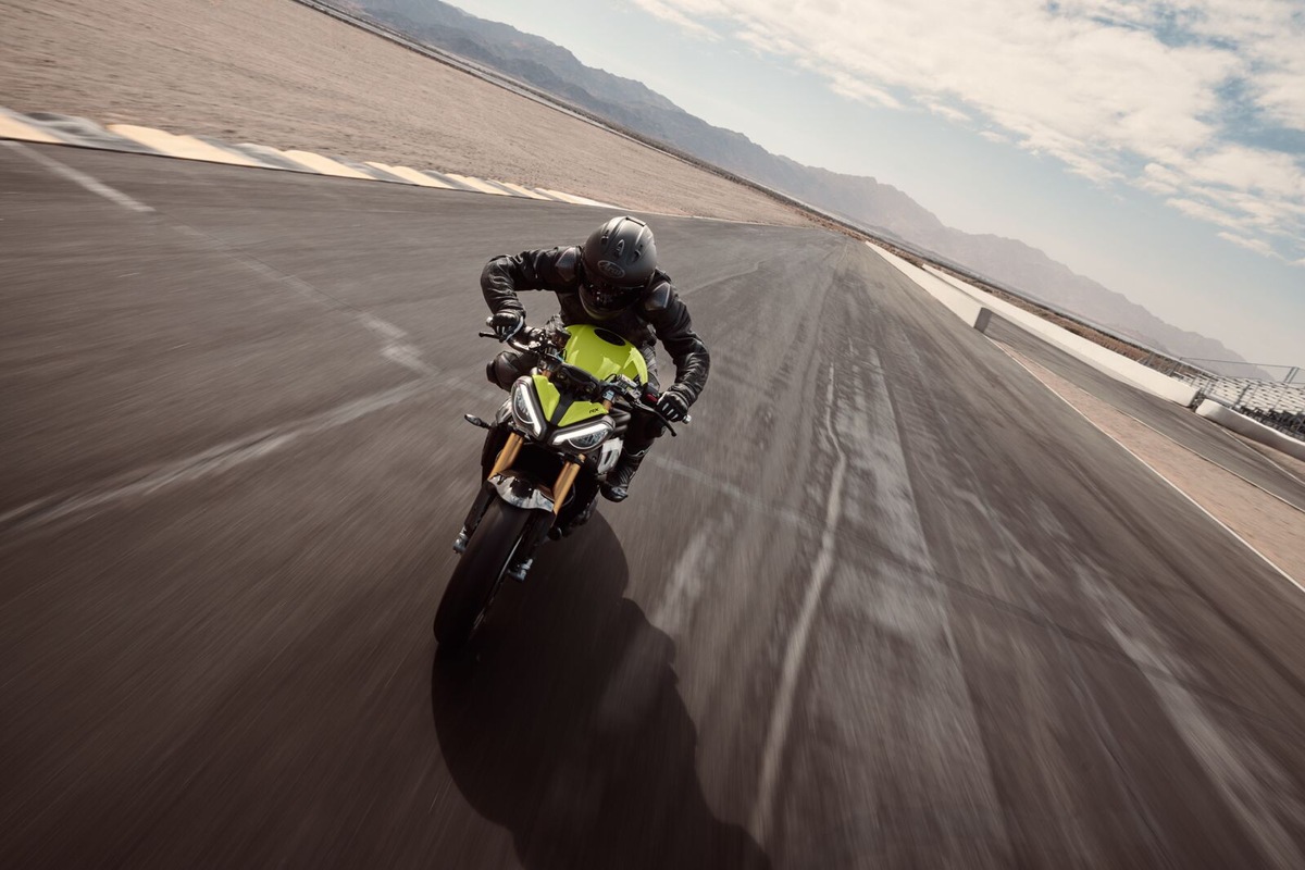Triumph Speed Triple 1200 RX: le foto