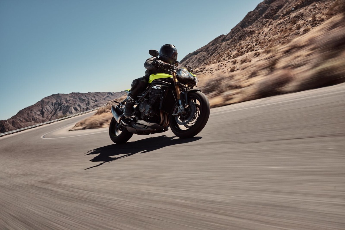 Triumph Speed Triple 1200 RX: le foto