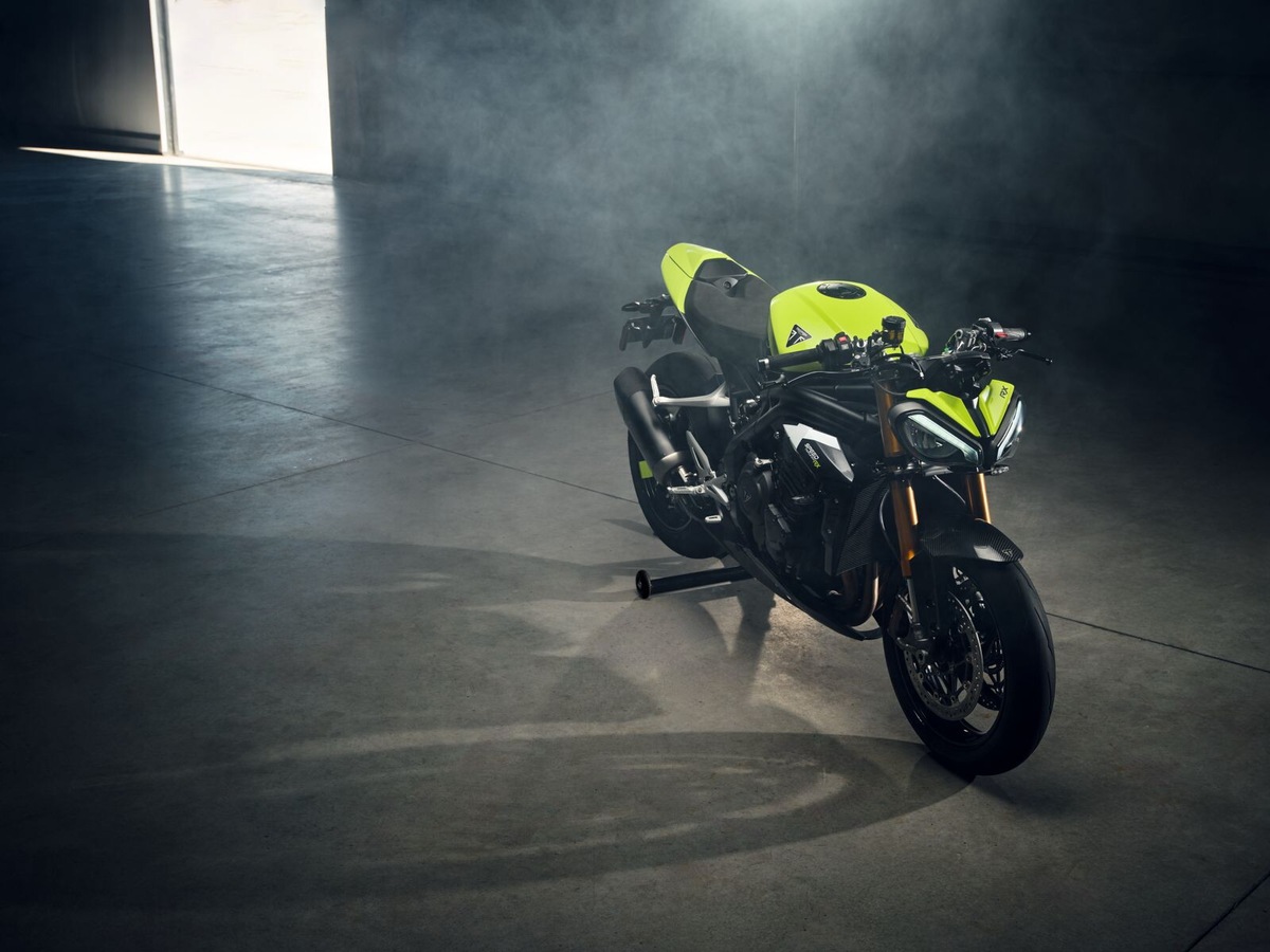 Triumph Speed Triple 1200 RX: le foto