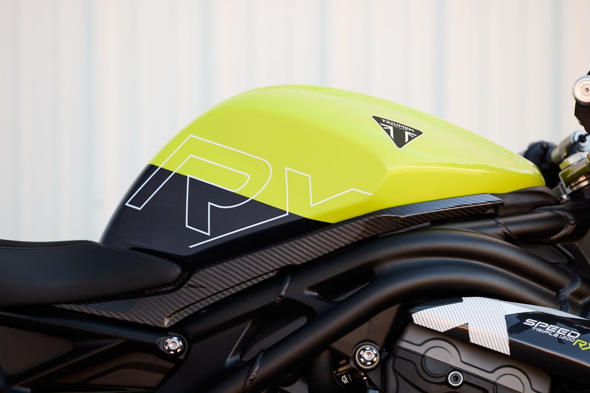 Triumph Speed Triple 1200 RX: le foto