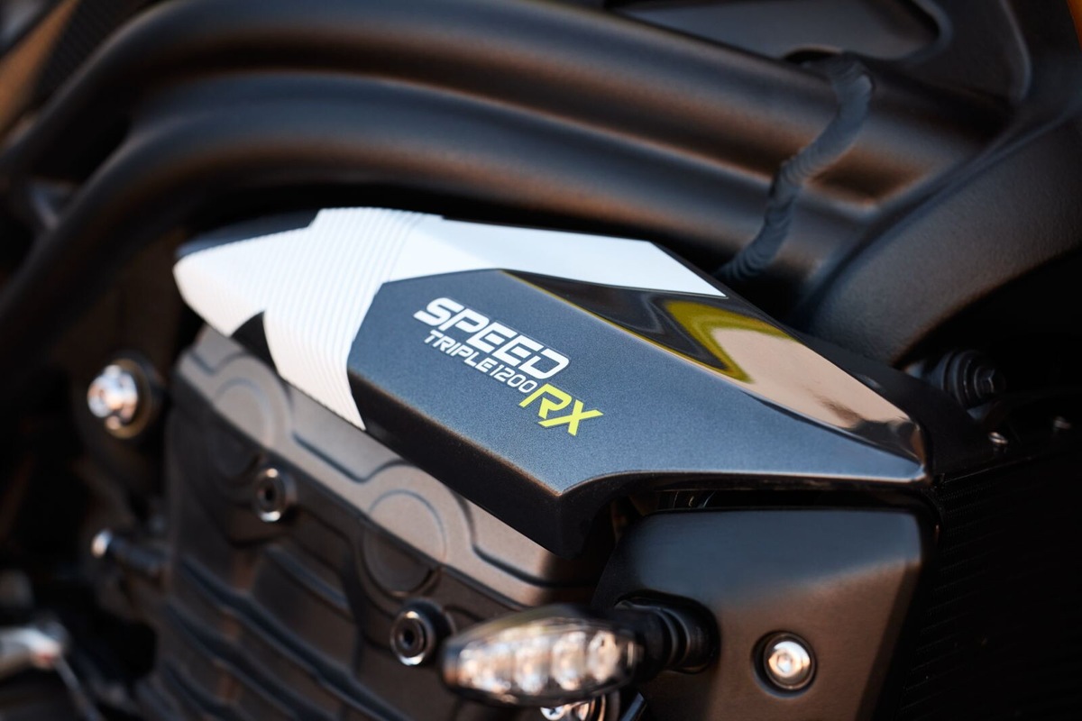 Triumph Speed Triple 1200 RX: le foto