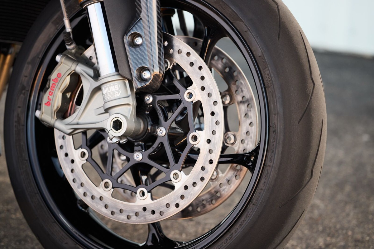 Triumph Speed Triple 1200 RX: le foto