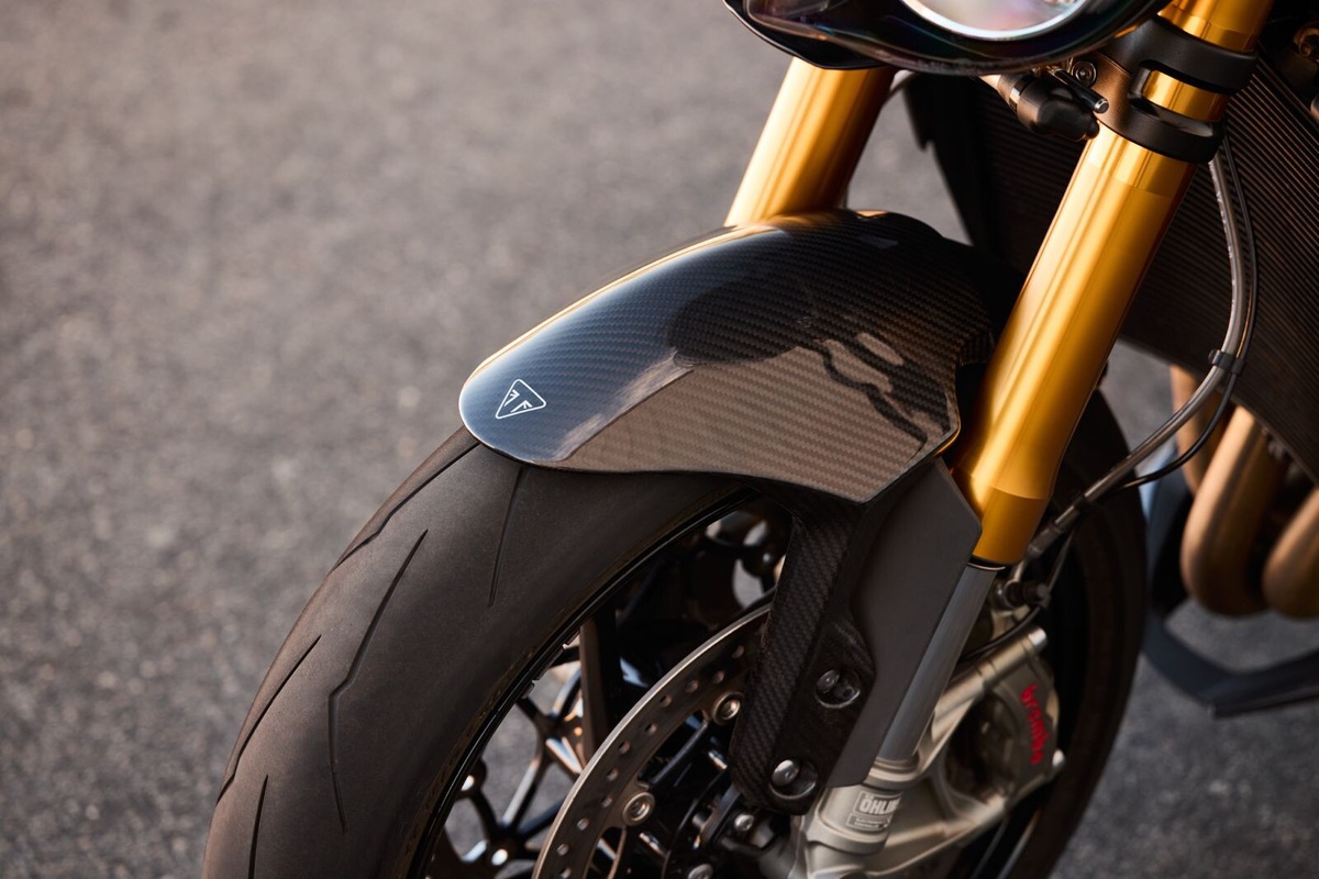 Triumph Speed Triple 1200 RX: le foto
