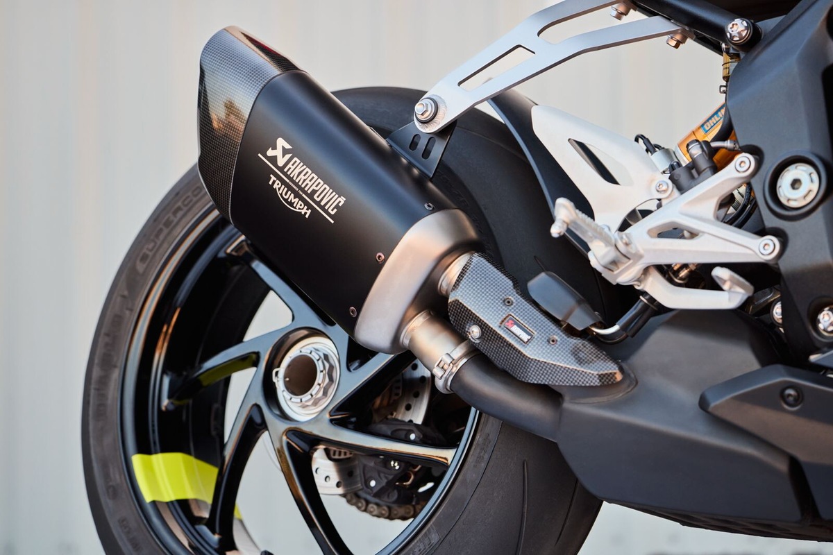 Triumph Speed Triple 1200 RX: le foto