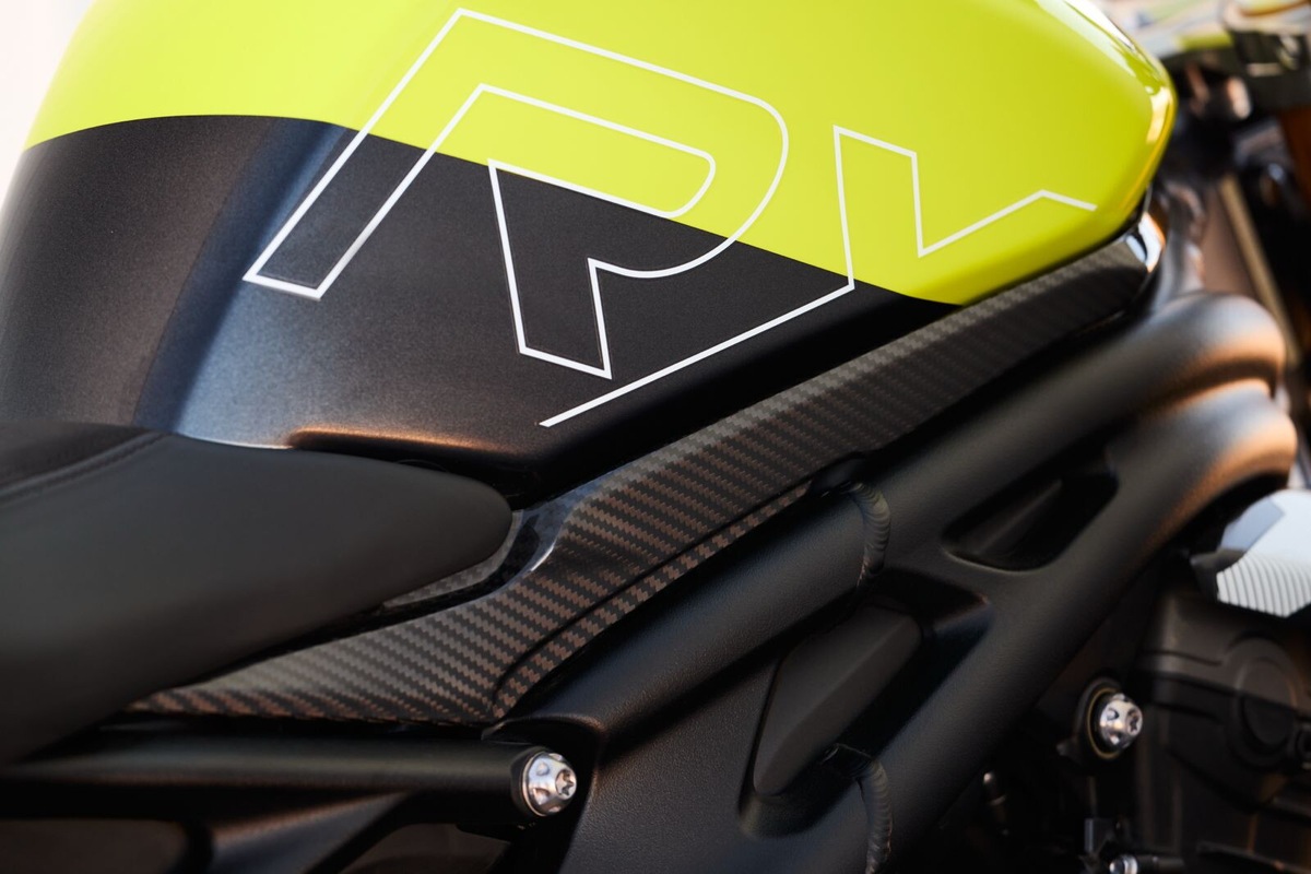 Triumph Speed Triple 1200 RX: le foto