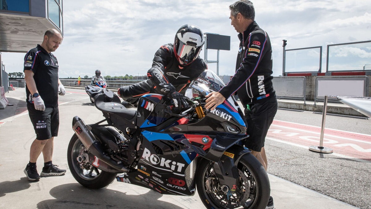 In pista con la BMW di Toprak Razgatlioglu: brivido mondiale