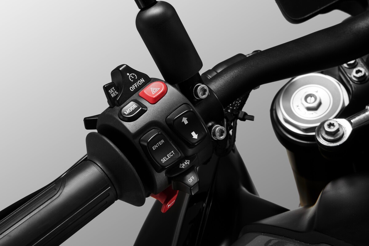 QJ MOTOR, SRK900: le foto