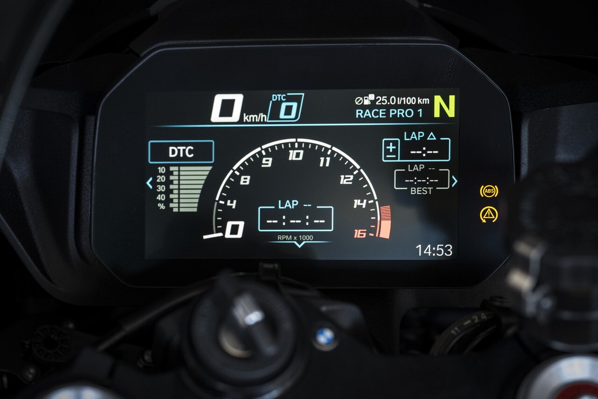 BMW M 1000 RR: le foto della prova
