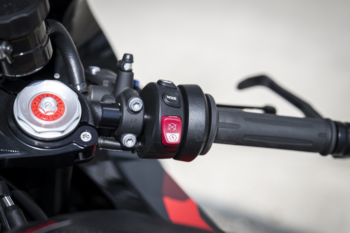 BMW M 1000 RR: le foto della prova