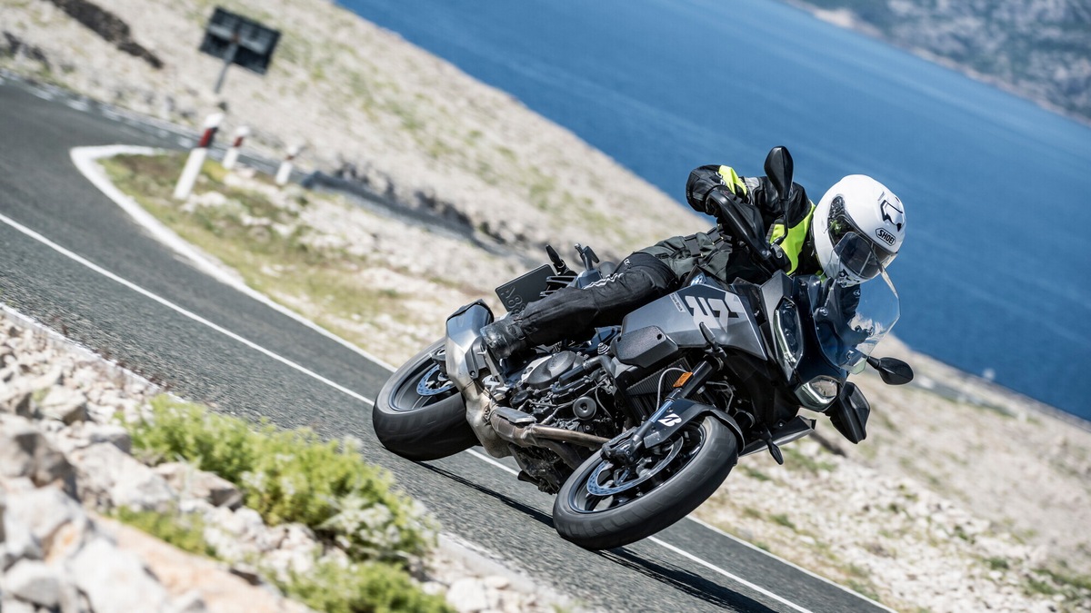 TEST Bridgestone Battlax T33: lo sport-touring ipertrofico