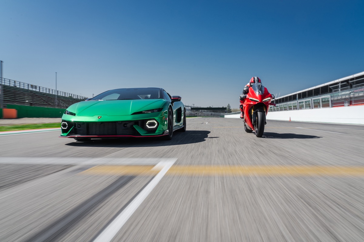 Lamborghini Temerario vs Ducati Panigale V4: le foto della gara