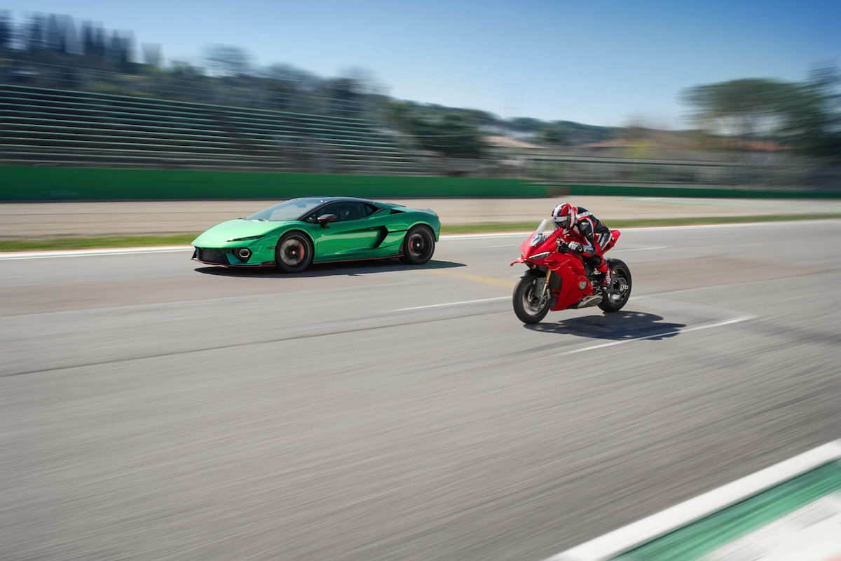 Lamborghini Temerario vs Ducati Panigale V4: le foto della gara