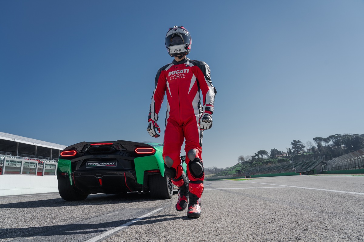 Lamborghini Temerario vs Ducati Panigale V4: le foto della gara